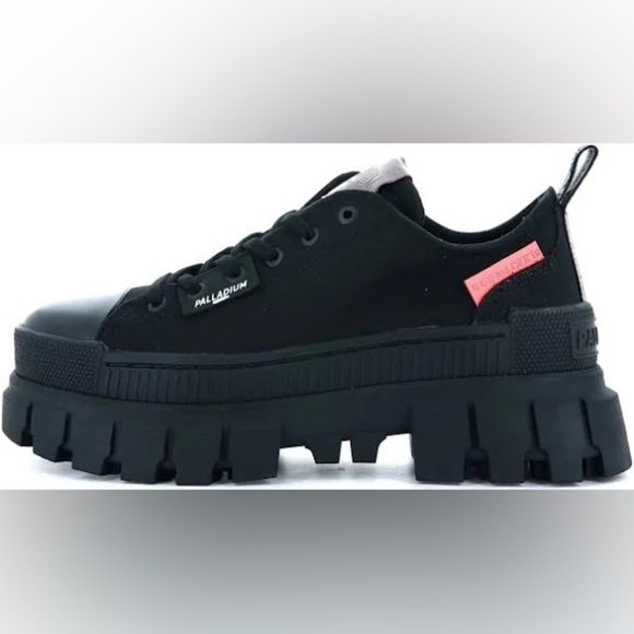 Palladium Women's Revolt Lo TX Fashion Sneaker, size 10 - Picture 1 of 8